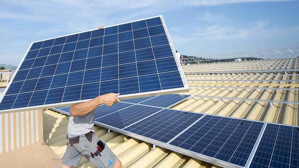 Wer von einer Einmalvergütung des Bundes für den Bau einer Solaranlage profitieren will, muss künftig statt mehrerer Monate jahrelang auf die Auszahlung warten. (Archivbild)