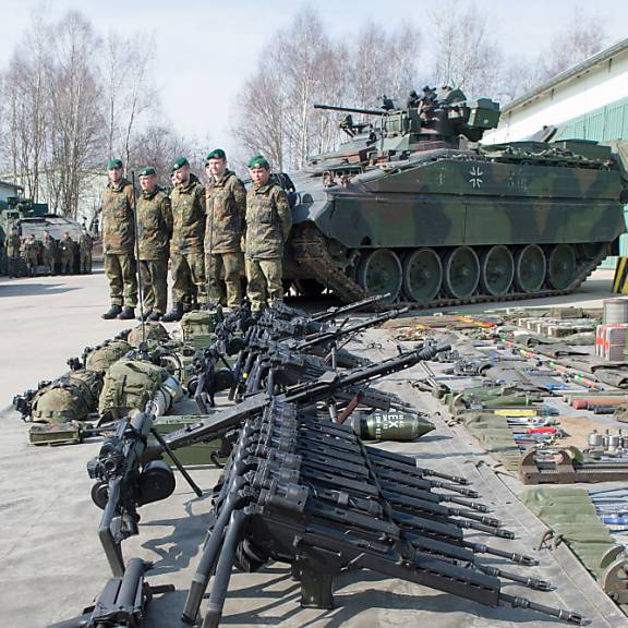 Kommission will Lieferung von Schweizer Waffen in die Ukraine ermöglichen