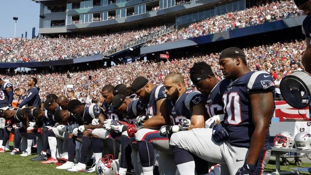 Aus Protest gegen Rassismus und die verbalen Attacken von US-Präsident Donald Trump knieten 15 Football-Spieler der New England Patriots während der Nationalhymne am Boden.