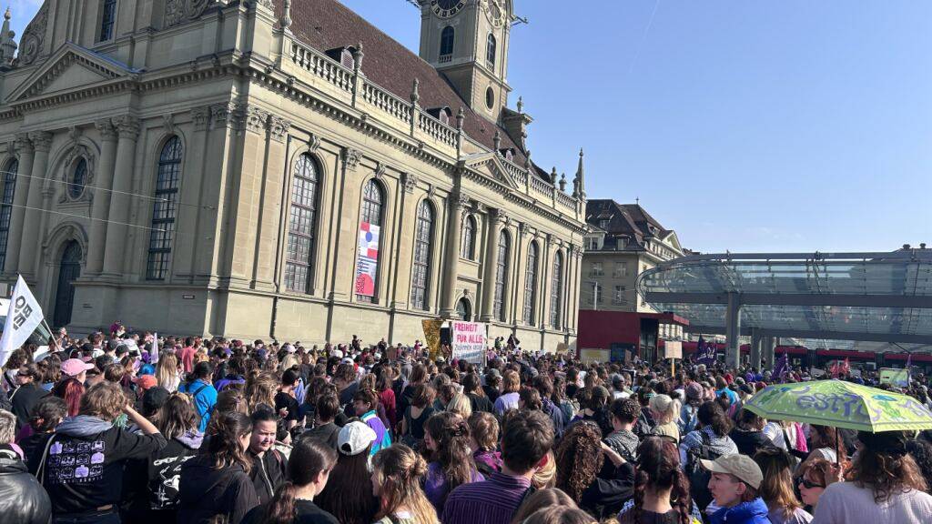 Mehrere Hundert an «kämpferischer» Frauendemo in Bern