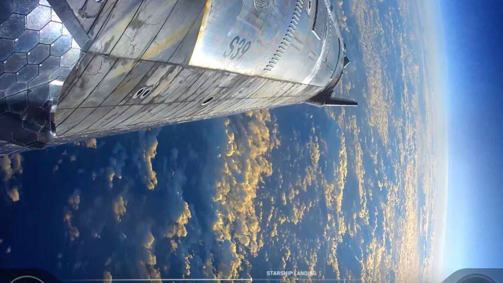HANDOUT - In diesem Bild aus einem von SpaceX zur Verfügung gestellten Video tritt die «Starship»-Rakete nach dem Start in Texas wieder in die Erdatmosphäre ein. Foto: Uncredited/SpaceX/AP/dpa - ACHTUNG: Nur zur redaktionellen Verwendung bis zum 06.06.2026 und nur mit vollständiger Nennung des vorstehenden Credits