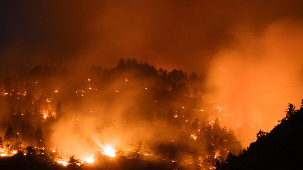 Die Flammen schiessen oberhalb von Bitsch und Ried-Mörel im Oberwallis lichterloh in den Himmel.