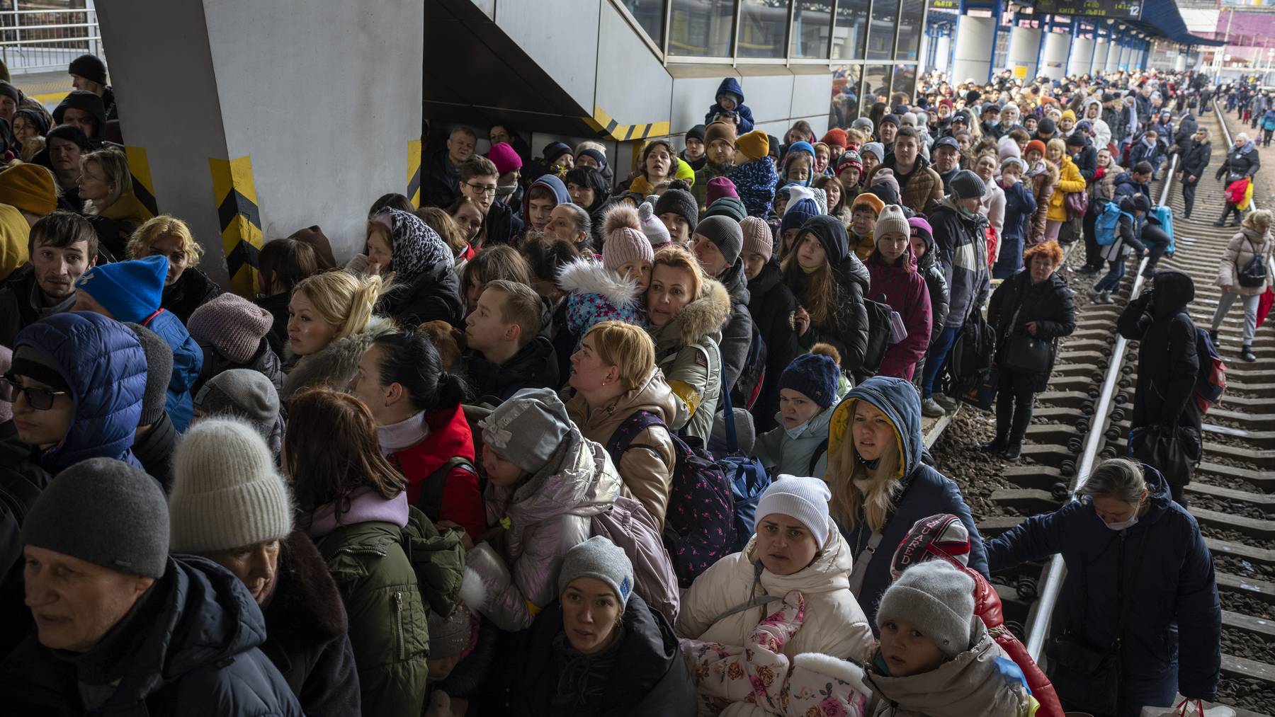Hunderte Menschen warten am Bahnhof in Lwiw auf einen Zug, der sie in ein Nachbarland der Ukraine bringt.