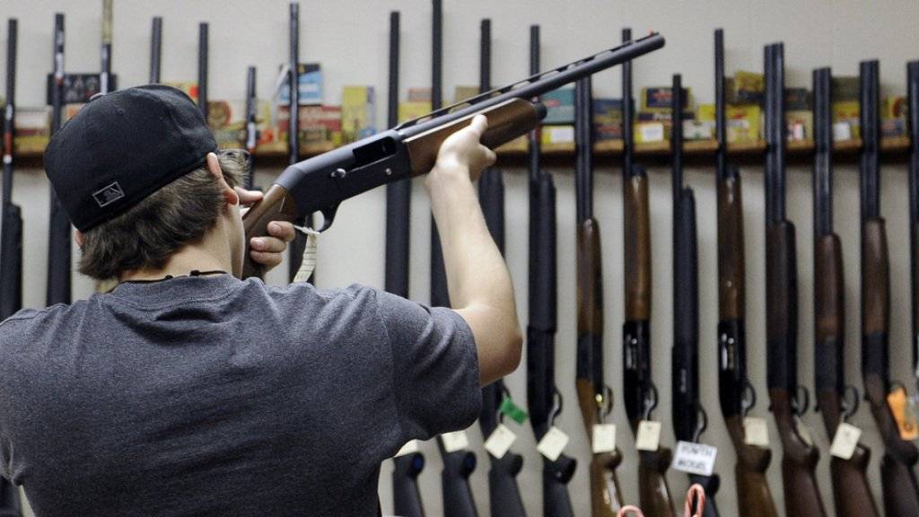 Ein Kunde in einem Waffenshop in Texas - in den USA kommen auf 100 Einwohner 120,5 Waffen. (Archivbild)