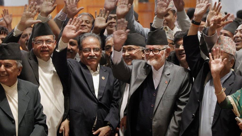 Zufriedene Gesichter nach Verabschiedung der neuen Verfassung, u.a. mit Nepals Regierungschef Sushil Koirala (vorne Mitte mit schwarzer Kopfbedeckung) und links von ihm Maoisten-Chef Pushpa Kamal Dahal