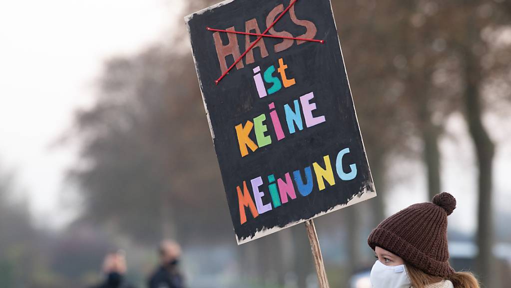 Eine Demonstrantin trägt ein Schild mit der Aufschrift «Hass ist keine Meinung» bei einer Demonstration gegen den Bundesparteitag der AfD am Wochenende im niederrheinischen Kalkar. Foto: Federico Gambarini/dpa