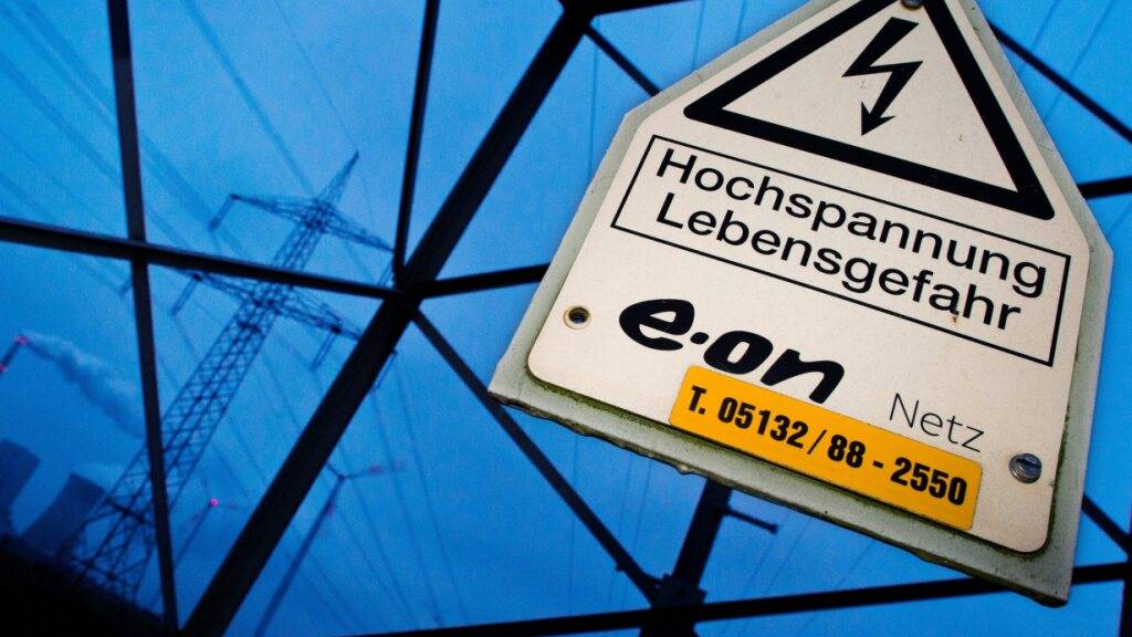 Deutschlands grösster Energiekonzern Eon hat im vergangenen Jahr weniger umgesetzt und verdient. Der Umsatz sank um 1,8 Prozent auf 78,7 Milliarden Euro. Unter dem Strich brach der Konzerngewinn um über die Hälfte auf 2,3 Milliarden Euro ein. (Archivbild)