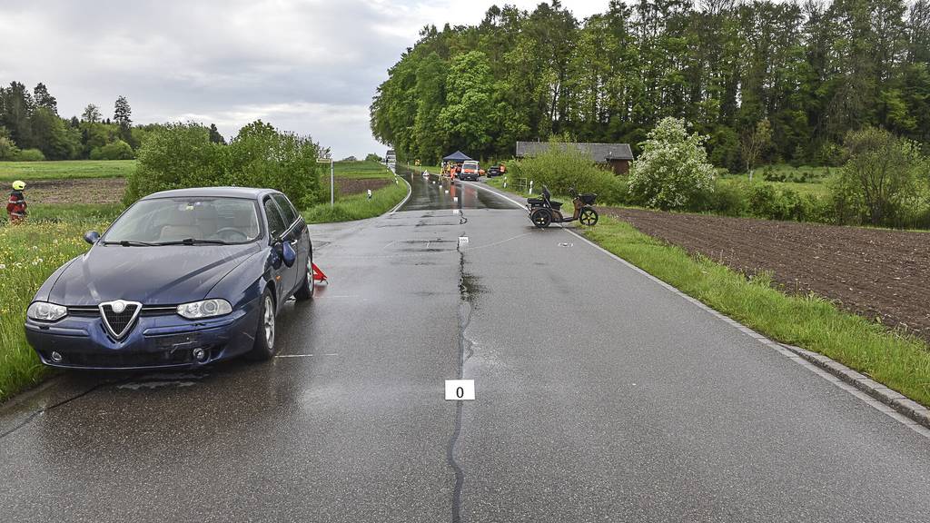 Lenker von Elektrodreirad wird bei Unfall in Hinwil schwer verletzt