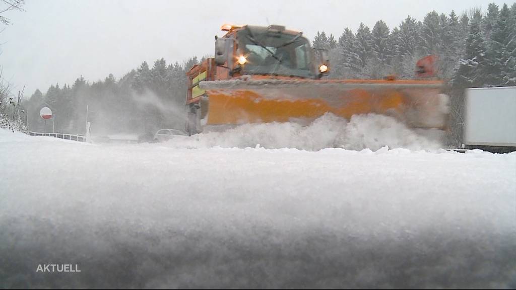 Weisses Chaos: Der viele Schnee führt auf Strassen und Autobahnen zu Problemen