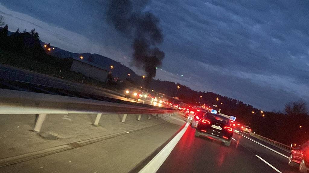 Feuerwehr bei Fahrzeugbrand in Reiden