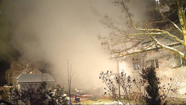 Mehrfamilienhaus brennt in Leutwil im Seetau