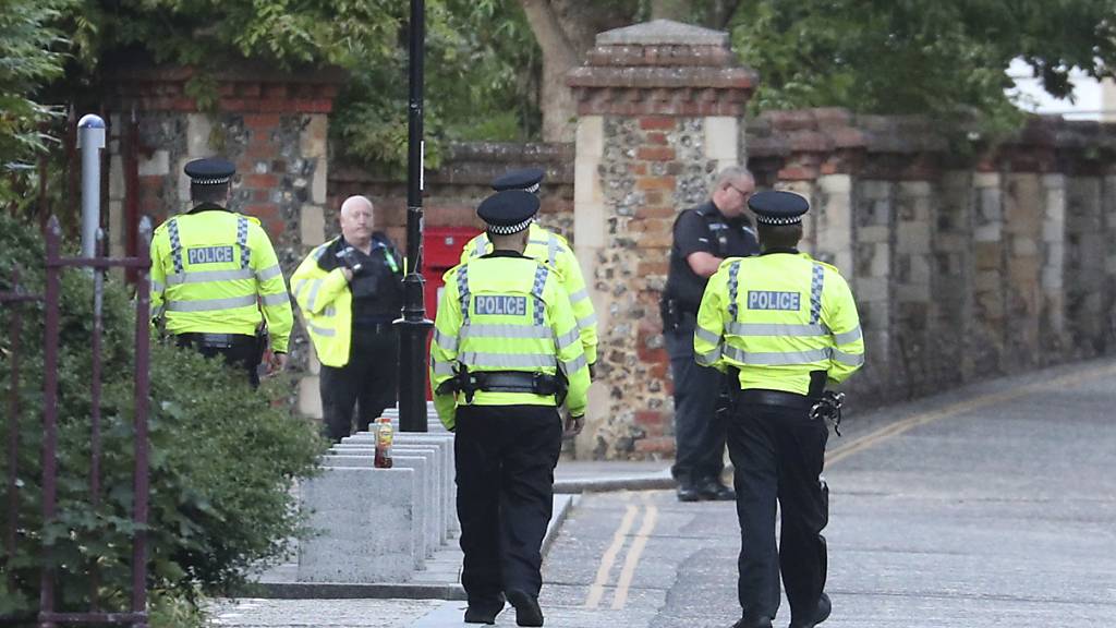 Ein Messerstecher hat in der britischen Stadt Reading nach ersten Erkenntnissen drei Personen getötet und zwei Menschen lebensgefährlich verletzt.