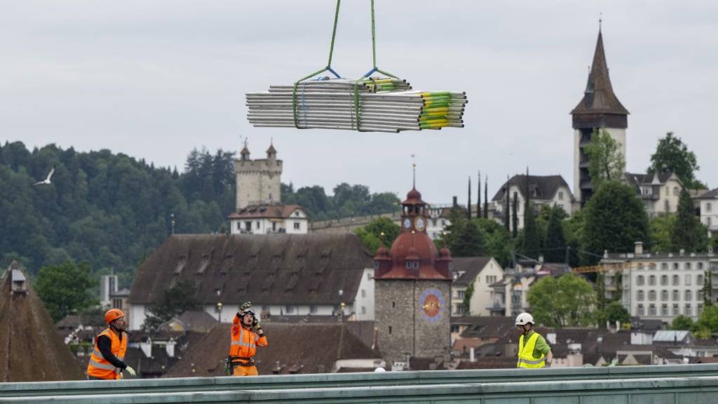 Die Baumaterialien für eine neue Photovoltaikanlage auf dem Dach der KKL in Luzern werden mit einem Helikopter transportiert.