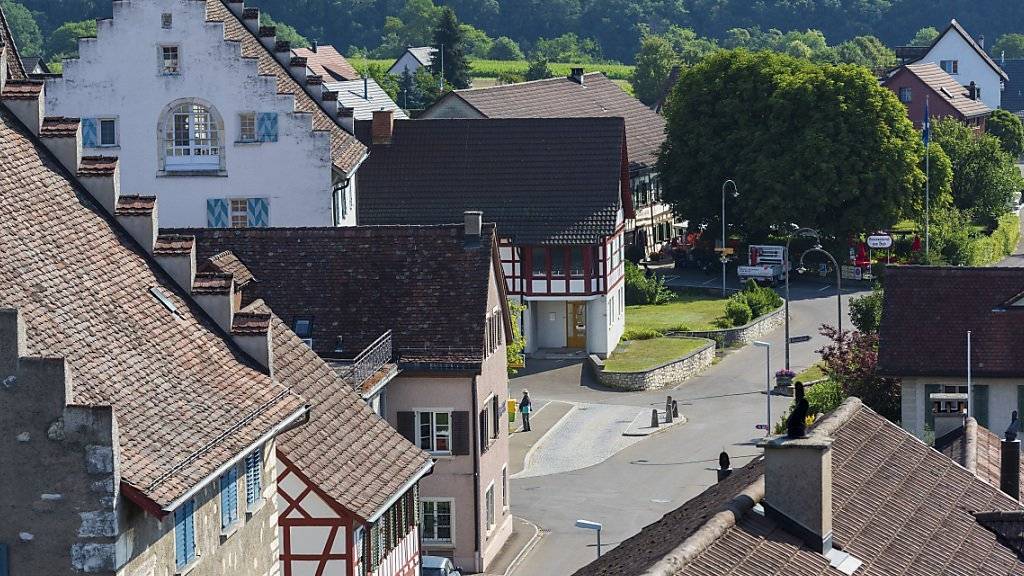In der Zürcher Gemeinde Rheinau sieht es nicht gut aus für den Versuch mit dem bedingungslosen Grundeinkommen: Bis zur Geld-Sammel-Deadline kamen lediglich rund 150'000 Franken zusammen, angestrebt wurden 6,1 Millionen Franken.