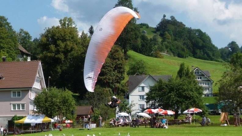 Ein Gleitschirmflieger landet bei Nesslau. (Bild: PD)