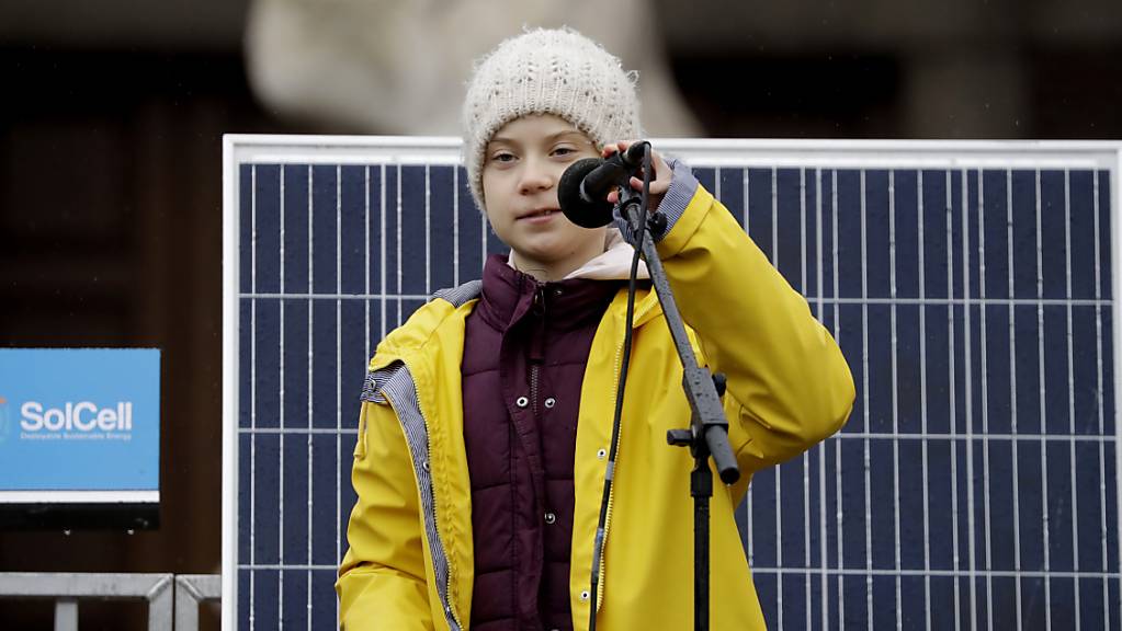 Die schwedische Klimaaktivistin Greta Thunberg hat am Freitag zum Auftakt eines Protestmarsches in Bristol schwere Kritik an den Medien und der Politik geübt.