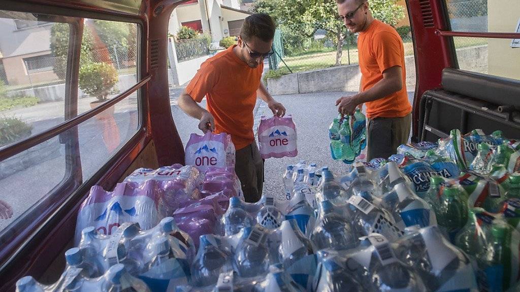 5000 Menschen müssen im Tessin bei sommerlichen Temperaturen weiterhin ohne Trinkwasser ausharren. Helfer des Zivilschutzes sind deshalb fast pausenlos im Einsatz.
