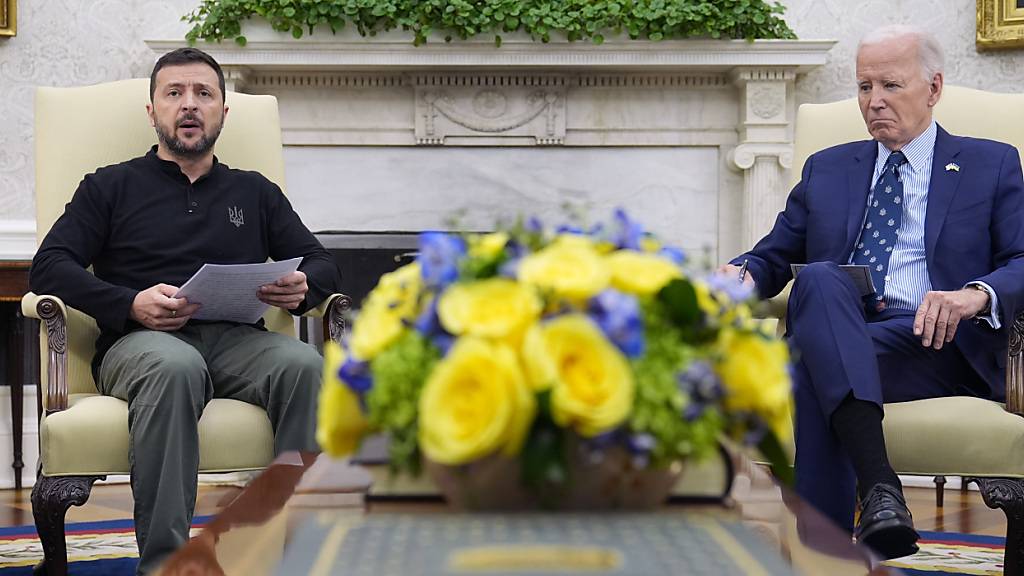 ARCHIV - US-Präsident Joe Biden (r) trifft sich mit dem ukrainischen Präsidenten Wolodymyr Selenskyj im Oval Office des Weißen Hauses. Foto: Susan Walsh/AP/dpa