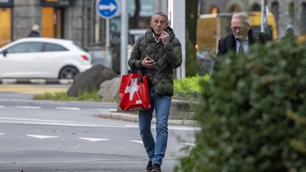 Der Schweizer Springreiter Paul Estermann beim Gang vor Luzerner Kantonsgericht: Auch die zweite Instanz verurteilte ihn wegen Tierquälerei. (Archivbild)