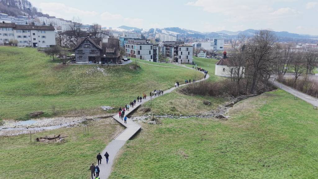 Jesus ganz nah: Gläubige tragen das Kreuz durch die Stadt