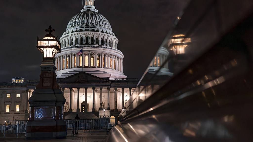 dpatopbilder - Das Kapitol ist am späten Abend beleuchtet, während die Gesetzgeber im Repräsentantenhaus an der Verabschiedung von Haushaltsgesetzen arbeiten. Foto: J. Scott Applewhite/AP