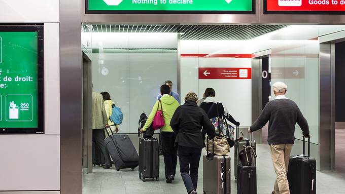 Rund 60 Fingerlinge geschluckt: Polizei verhaftet Drogenkurier am Flughafen Zürich