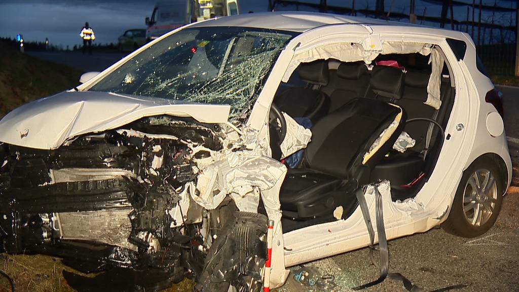 Frontalkollision zweier Autos – 76-jährige Fahrerin stirbt