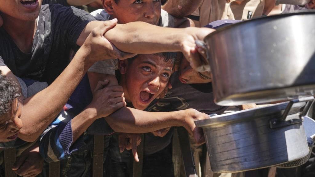 Hungrige Kinder in Chan Yunis im südlichen Gazastreifen kämpfen um ein wenig Essen. (Aufnahme vom Freitag, 23. Mai 2025)