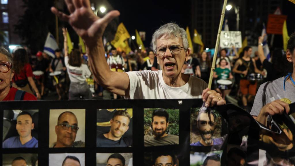 ARCHIV - Angehörige und Unterstützer von Geiseln, die von der Hamas festgehalten werden, nehmen an einer Demonstration teil, bei der die sofortige Freilassung der Geiseln und das Ende des Krieges im Gazastreifen gefordert wird. Foto: Saeed Qaq/ZUMA Press Wire/dpa