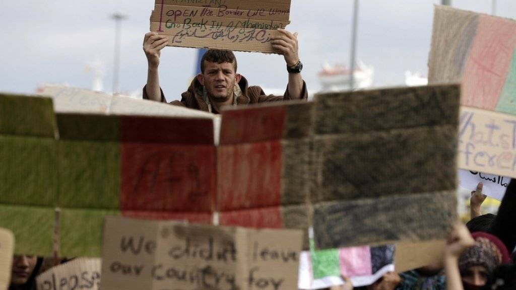 Sie verlangen die Öffnung der Grenzen: Flüchtlinge in der griechischen Hafenstadt Piräus