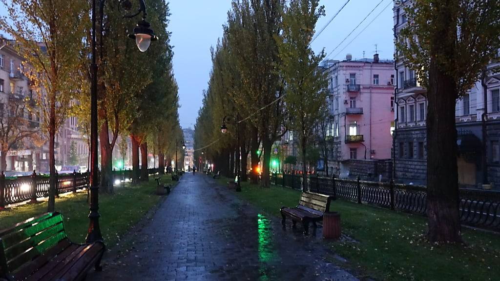 ARCHIV - Eingeschränkte Straßenbeleuchtung am Abend in der ukrainischen Hauptstadt. Foto: Friedemann Kohler/dpa