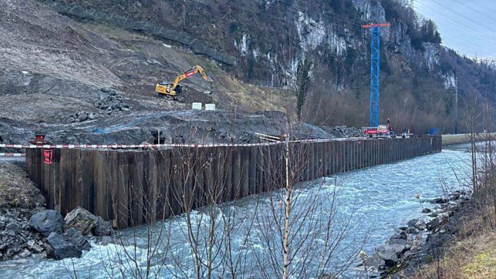 Mithilfe der eigens gesetzten Spundwände kann ab Anfang Januar das rechte Ufer des Glarner Escherkanals wiederhergestellt werden. Danach werden die Spundwände wieder entfernt.