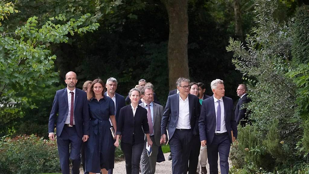 Führende Vertreter der Linken: Manuel Bompard (l-r), Marine Tondelier von der Grünen Partei, Lucie Castets, der Generalsekretär der Sozialistischen Partei Olivier Faure (2.v.r) und der nationale Sekretär der Kommunistischen Partei Fabien Roussel kommen im Elysee-Palast an. Foto: Thibault Camus/AP/dpa