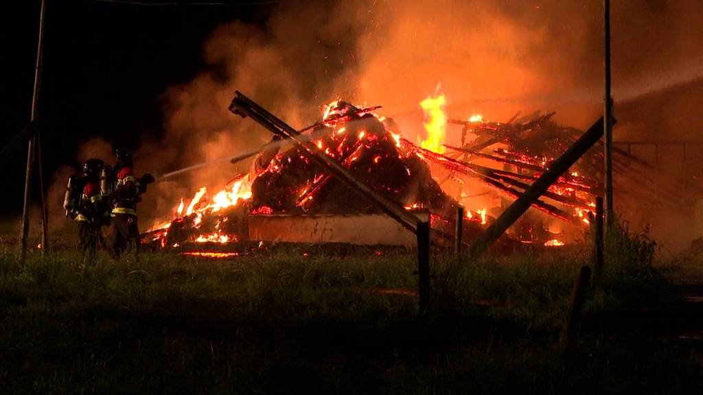 Feuer zerstört Lagerhallen und Maschinen auf Landwirtschaftsbetrieb in Gränichen