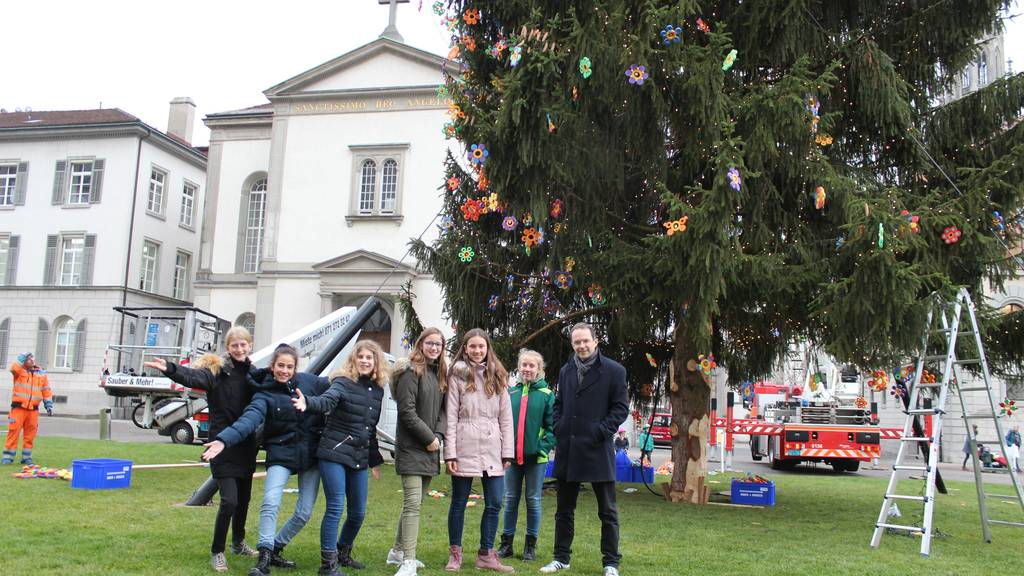 Stolz präsentiert Daniel Mata mit seiner Klasse den Christbaumschmuck (Bild: FM1Today/Tobias Bruggmann)