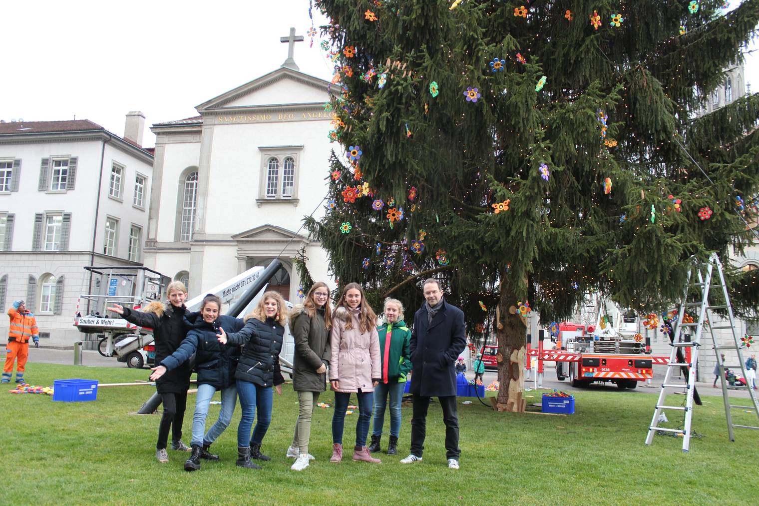 Stolz präsentiert Daniel Mata mit seiner Klasse den Christbaumschmuck (Bild: FM1Today/Tobias Bruggmann)