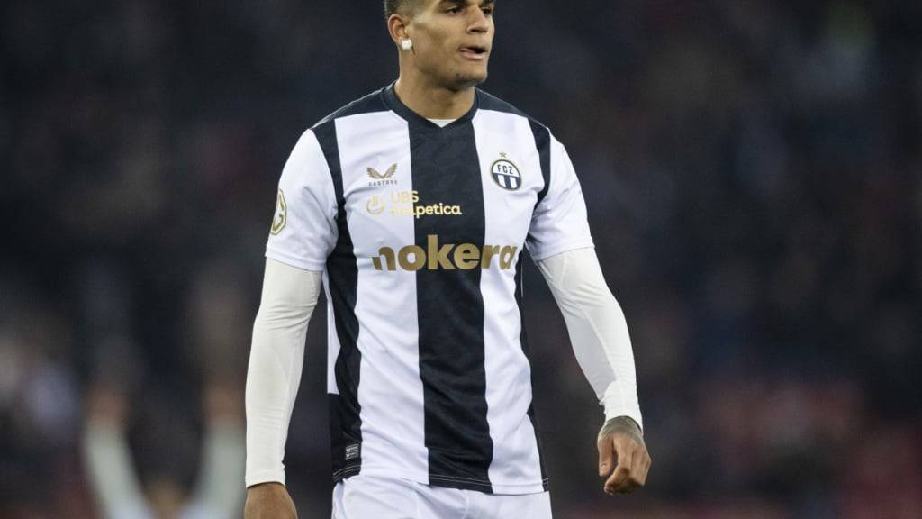 Das Bezirksgericht Bülach hat den Ex-FCZ-Fussballer Daniel Denoon wegen gewerbsmässigen Betrugs verurteilt. Er betrog den Versandhändler Galaxus um über 70'000 Franken mit manipulierten Retour-Päckli. (Archivbild)