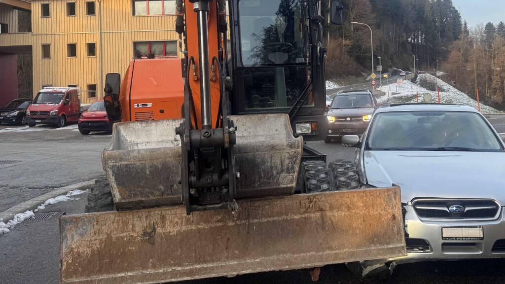 In Hundwil übersah ein 92-jähriger Autofahrer eine Baumschine im Kreisel. Die Fahrzeuge stiessen daraufhin zusammen.
