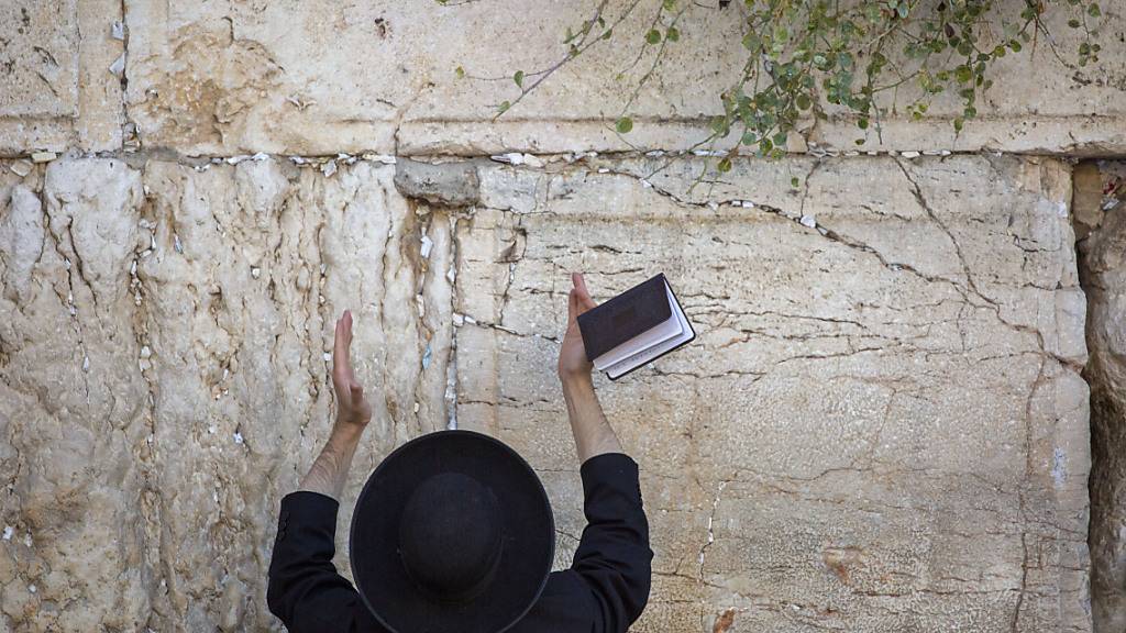 Ein ultra-orthodoxer jüdischer Mann betet vor dem jüdischen Vergebungstag Jom Kippur, an der Klagemauer. Aufgrund steigender Infektionszahlen gelten in Israel wieder verschärfte Corona-Lockdown-Maßnahmen. Foto: Ariel Schalit/AP/dpa
