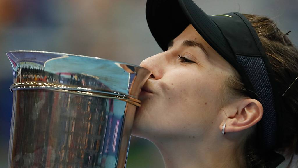 Belinda Bencic küsst in Moskau den Pokal.