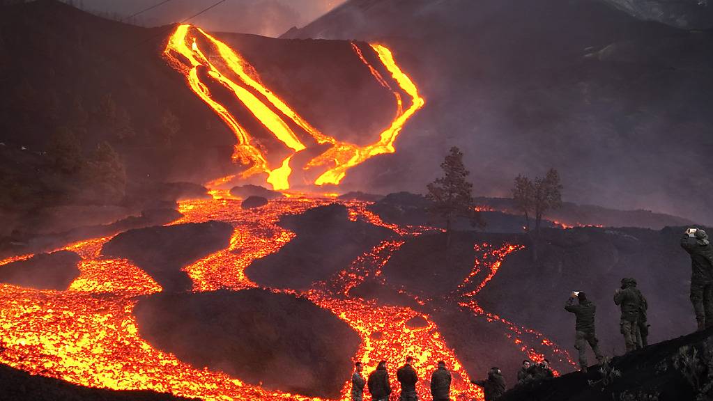 ARCHIV - Der Vulkan ist am 19. September auf La Palma ausgebrochen und ist noch immer aktiv. Foto: Emilio Morenatti/AP/dpa