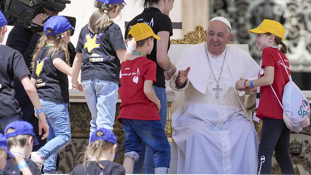 Papst Franziskus trifft Kinder, während er eine Messe zum Weltkindertag auf dem Petersplatz im Vatikan leitet. Foto: Gregorio Borgia/AP/dpa