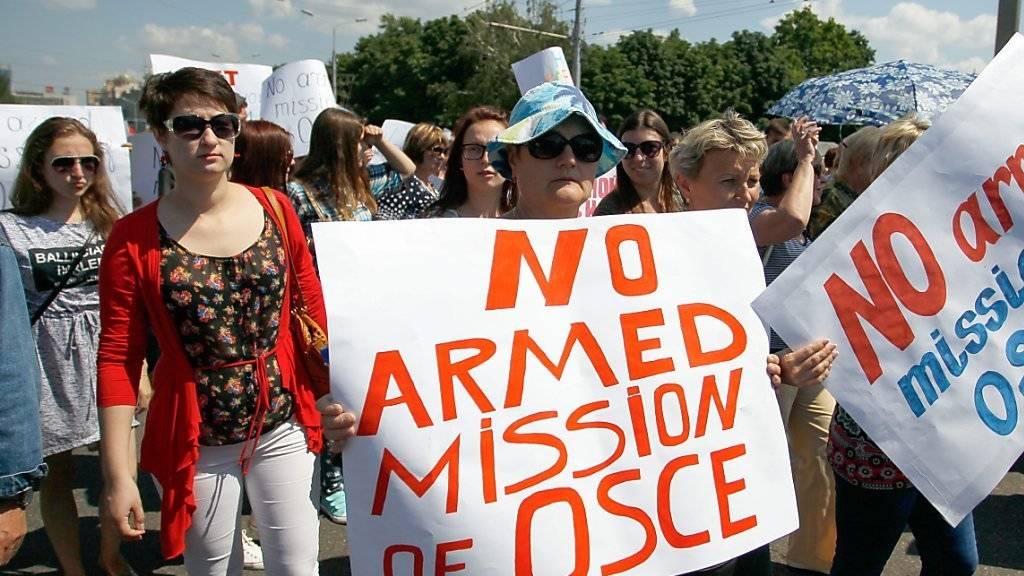 Die Demonstrierenden in Donezk sind nicht damit einverstanden, dass die OSZE-Beobachter in der Ostukraine bewaffnet werden sollen.