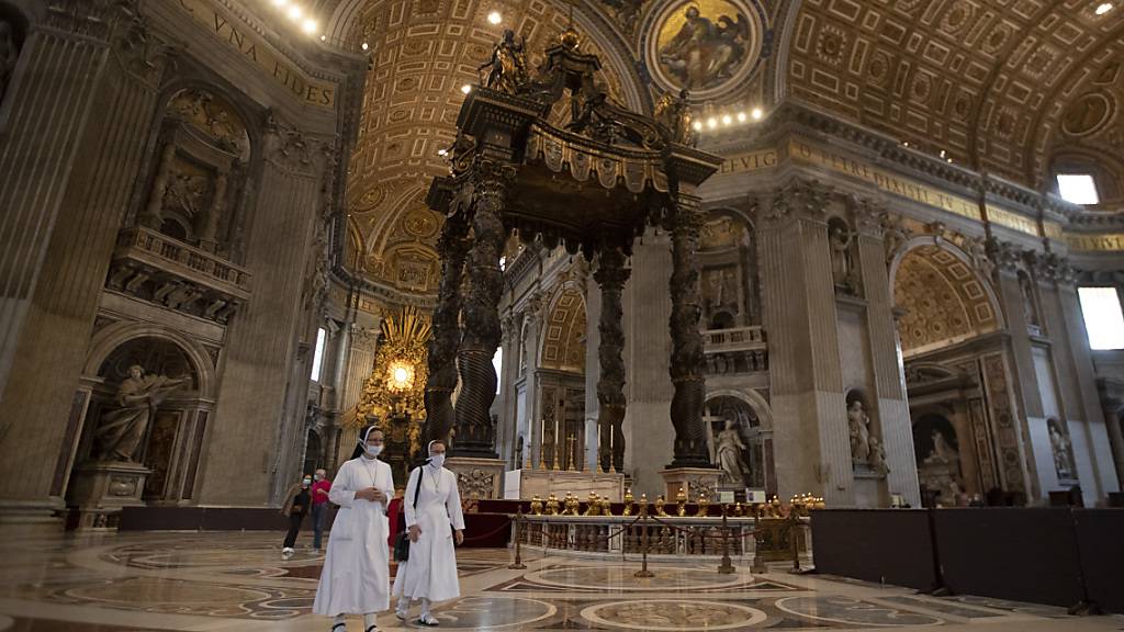 dpatopbilder - Ordensschwestern von Santa Elisabetta besuchen den Petersdom, der nach rund zweieinhalb Monaten Lockdown wieder öffnen durfte. Foto: Alessandra Tarantino/AP/dpa