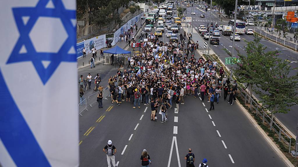 Familien und Freunde von etwa 240 Geiseln, die von der Hamas im Gazastreifen festgehalten werden, fordern ihre Freilassung, während sie einen fünftägigen «Marsch für die Geiseln» von Tel Aviv zum Büro des Premierministers in Jerusalem beginnen. Foto: Ohad Zwigenberg/AP/dpa