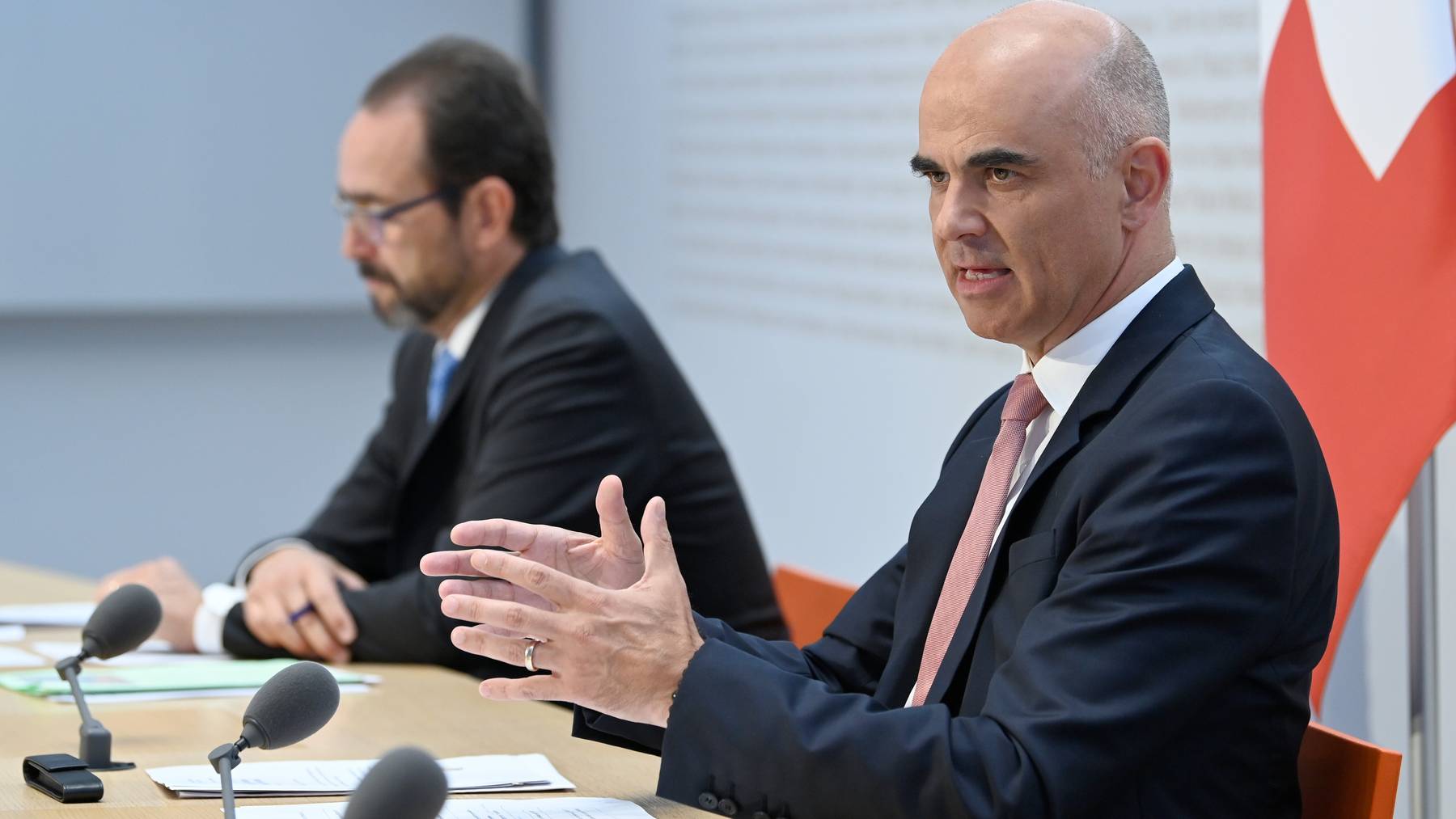 Bundesrat Alain Berset (r.) und BAG-Direktor Pascal Strupler (l.) informierten die Medien am Dienstag über die Krankenkassenprämien 2021.