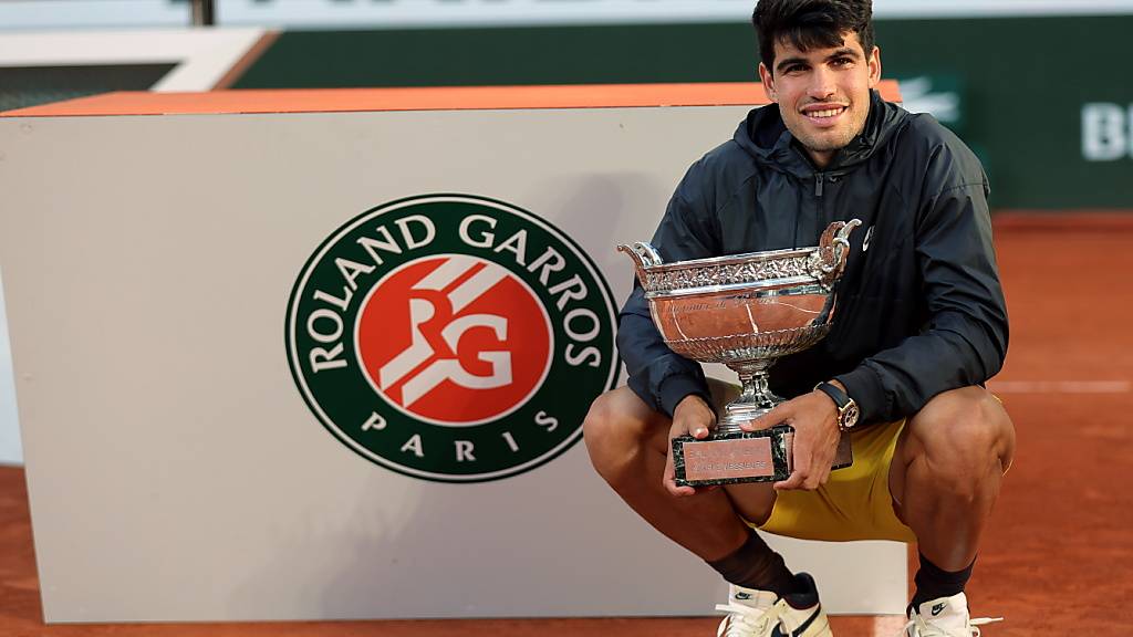 Der Pokal, von dem er als Kind geträumt hat: Carlos Alcaraz posiert mit der Coupe des Mousquetaires