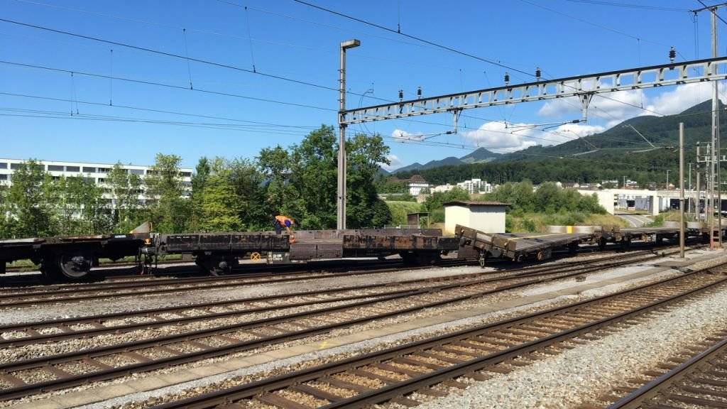 Im Bahnhof Hammer in Olten sprangen beim Rangieren fünf leere Flachwagen aus dem Gleis. Ein Bahnarbeiter wurde leicht verletzt.