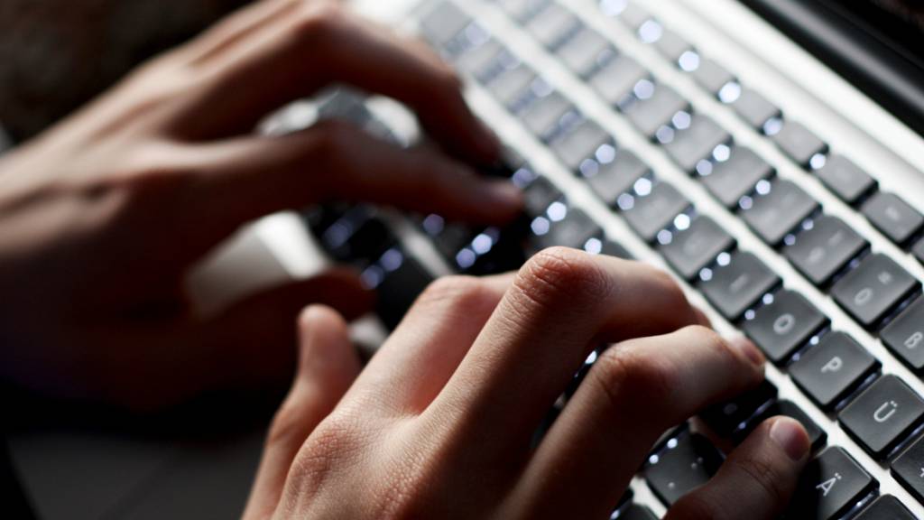 Künstliche Intelligenz ist zum Geschäftsrisiko geworden - nicht nur als Werkzeug krimineller Hacker. (Archivbild)