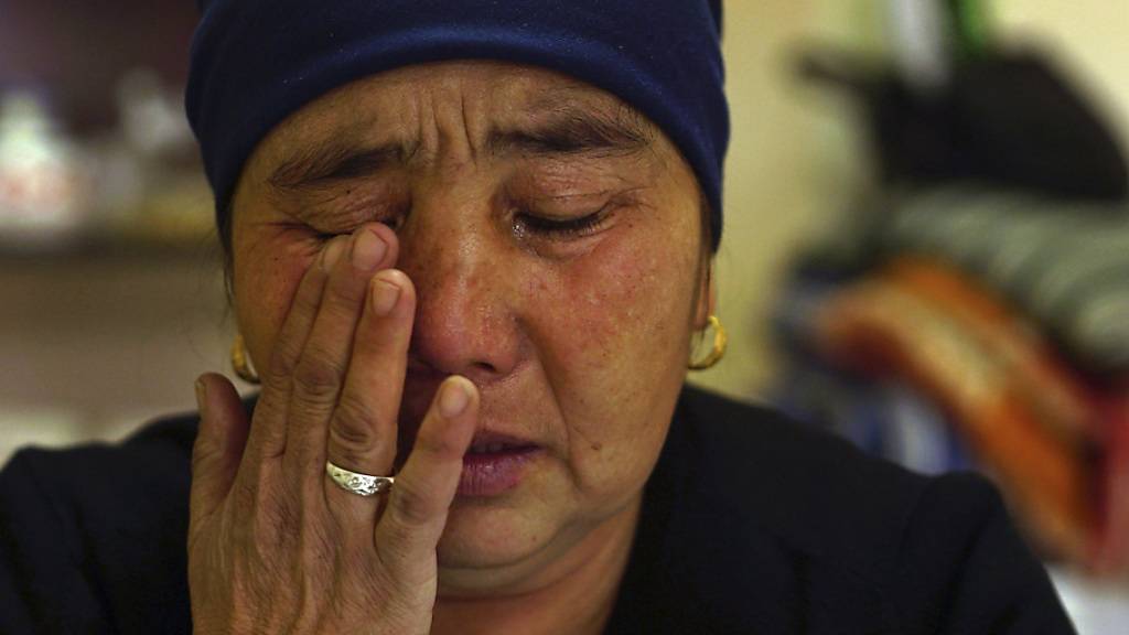 Die Mutter einer uigurischen Lager-Gefangenen während eines Interviews mit dem kasachischen Fernsehen am 6. Dezember 2018. Die von Peking so genannten Umerziehungslager sind aus Sicht von Menschenrechtlern eigentliche Konzentrationslager für die chinesischen Muslime zur Gehirnwäsche und zur Folter.